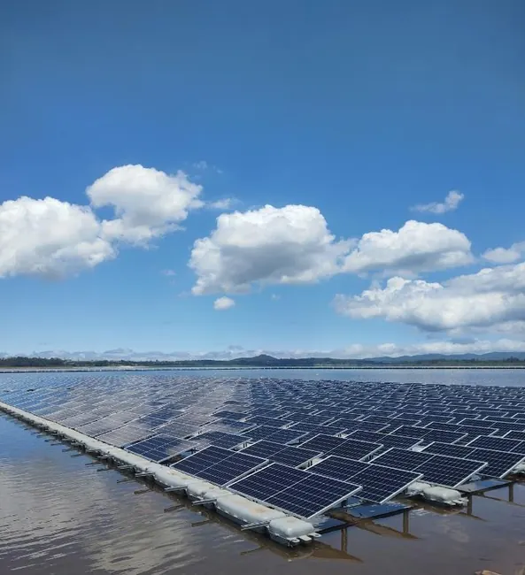 Usina solar flutuante em represa com céu azul